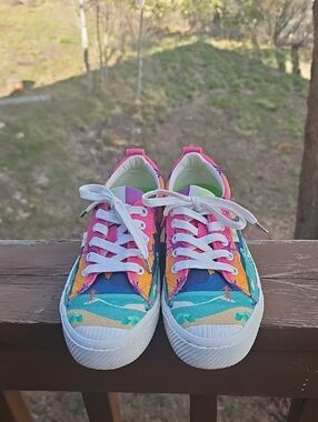 Cariuma Women's OCA Low Canvas Sneakers With Surf Motif